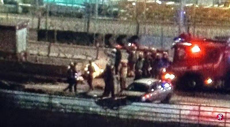 *已签发*柔:狮城二三事:罗里打滑撞入工地 司机因酒驾被捕