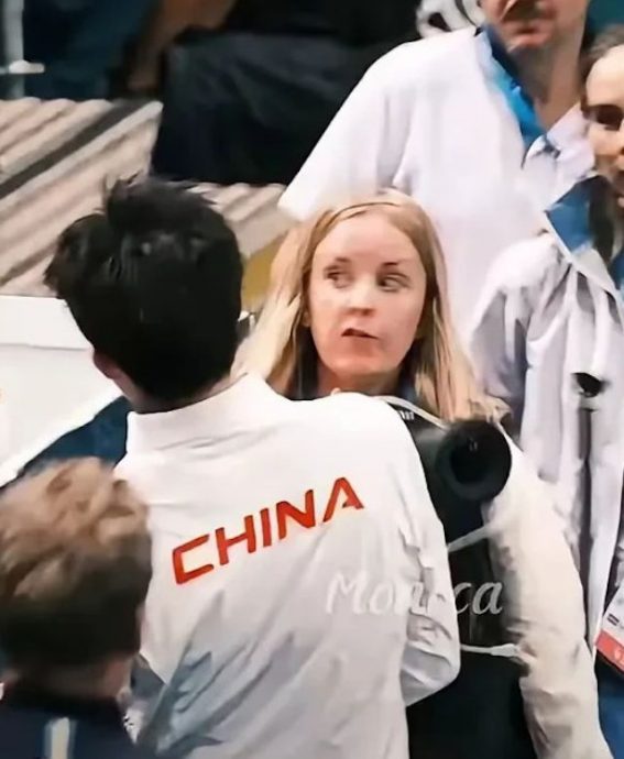 巴黎奥运会 | 故意撞人被高清录下 瑞典记者遭罚禁入赛场