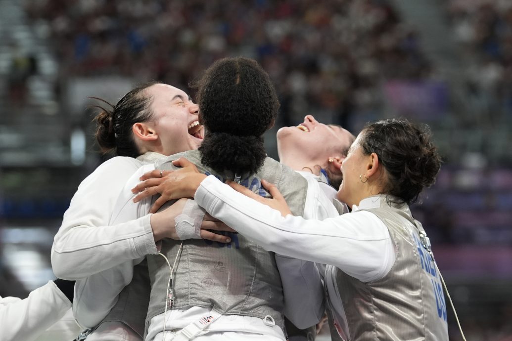 巴黎奥运会击剑| 女子团体花剑首夺金 美国击剑团体零突破