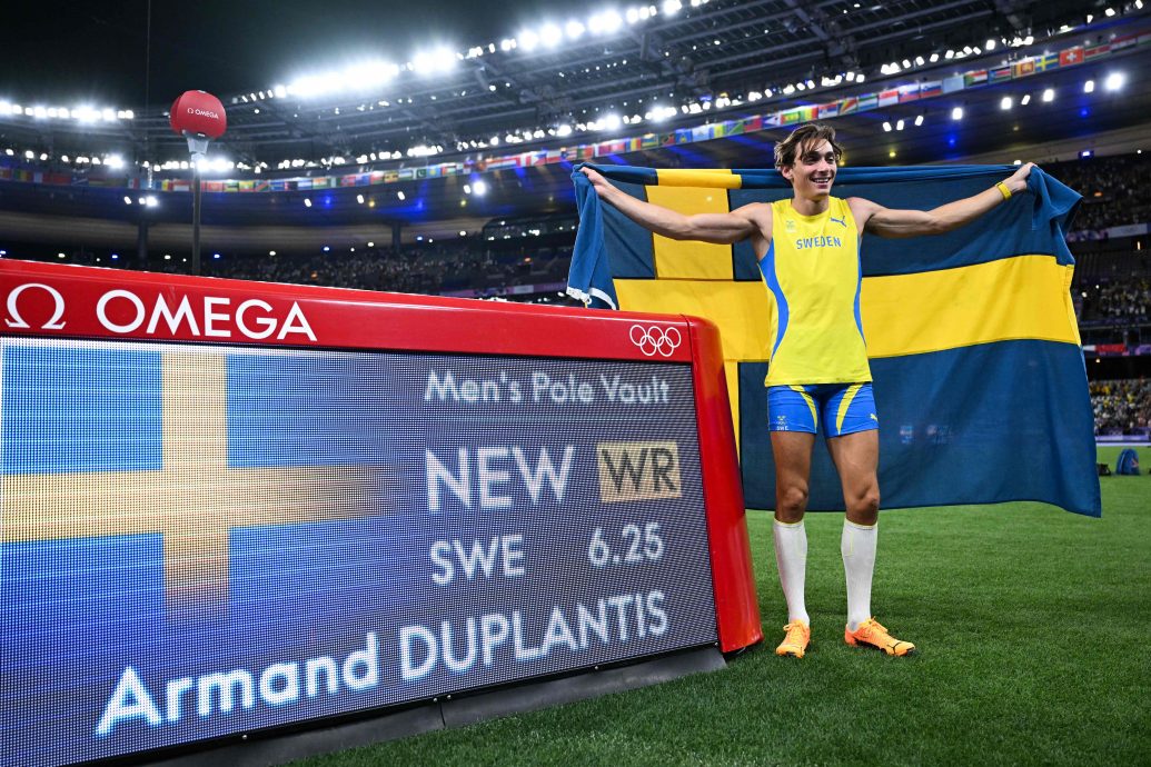 巴黎奥运会田径|第9度刷新撑杆跳世界纪录 杜普兰蒂斯赢了地心引力