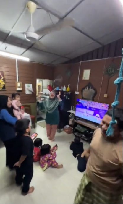 巴黎奥运会|视频| 谢苏惊天逆转举国“铜”庆! 球迷展现团结爱国心!