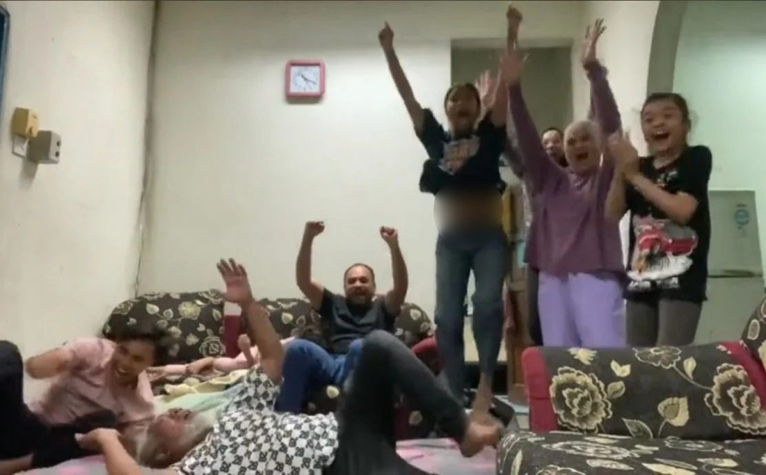 巴黎奥运会|视频| 谢苏惊天逆转举国“铜”庆! 球迷展现团结爱国心!