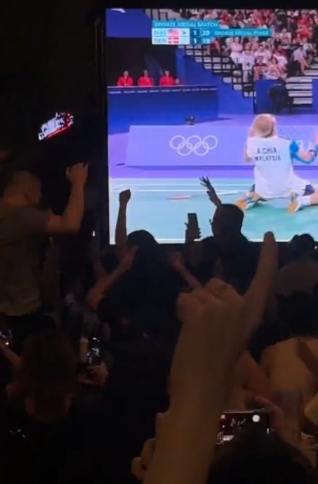 巴黎奥运会|视频| 谢苏惊天逆转举国“铜”庆! 球迷展现团结爱国心!