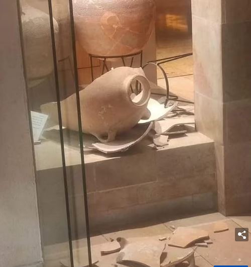 拼盘 好奇古瓶里装什么… 男童打破博物馆3500年古物 还获邀二度参观