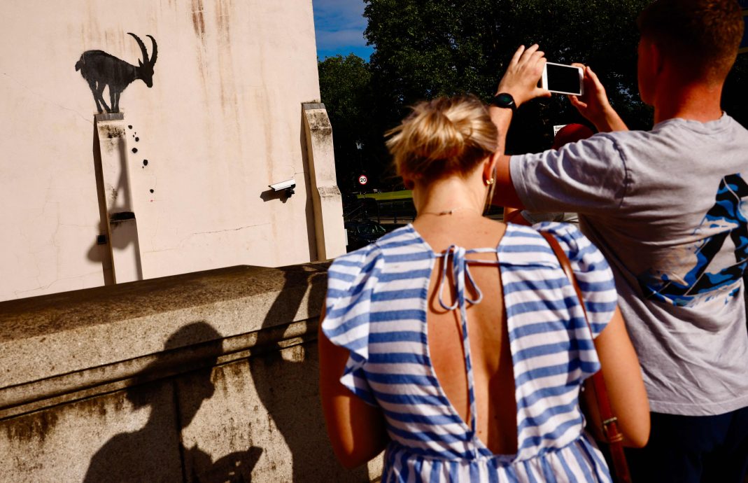 拼盘 英国涂鸦大师Banksy作品再现 “山羊伫立危墙”引人深思