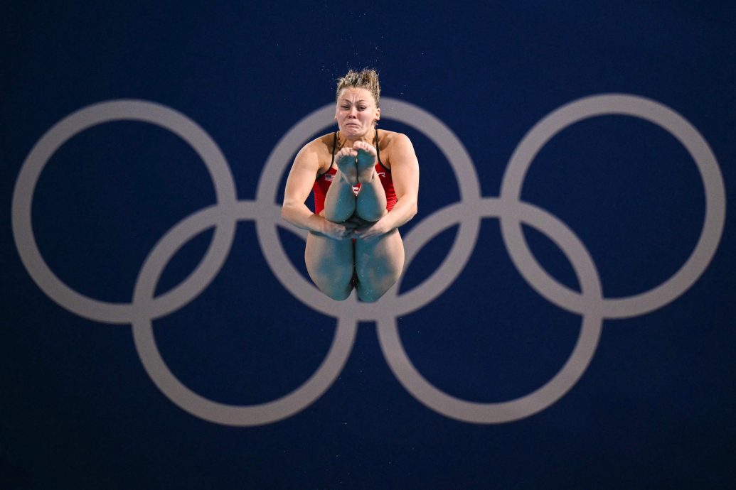 挑战高难度跳水动作！美国选手失误撞跳板　裁判全给0分