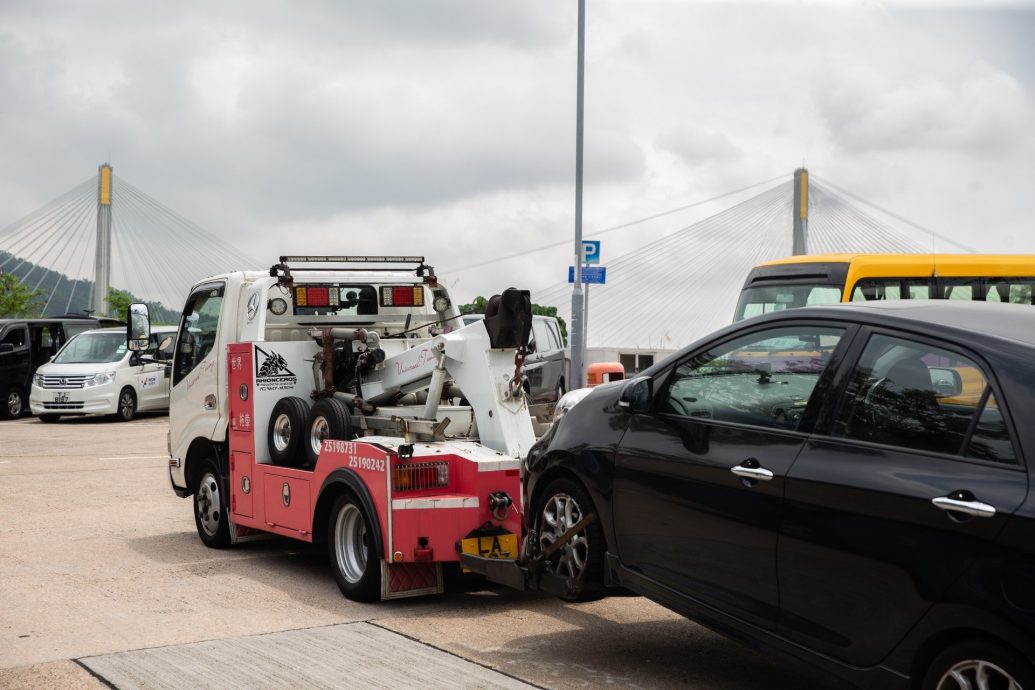 提防诈骗!称欠贷款要拖车 女子休息站险被抢车