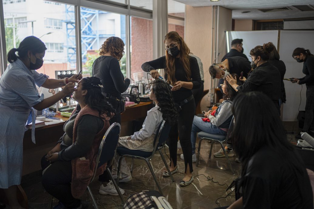 暖势力 庆祝15岁成人礼 医院变“舞池” 志愿者:施比受更有福