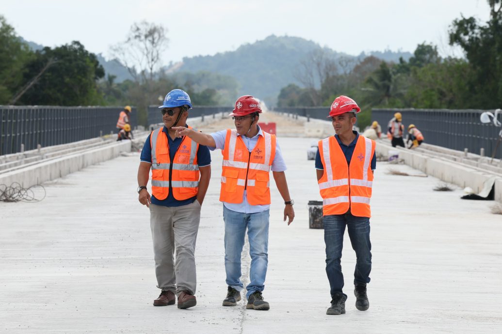 暖势力/全国:曾经就读华小的经历让53岁的阿布沙曼打好中文基础,在目前任职的中国交建马来西亚东海岸铁路项目总经理部第三分部能够以中文与中国来马工作的同事沟通