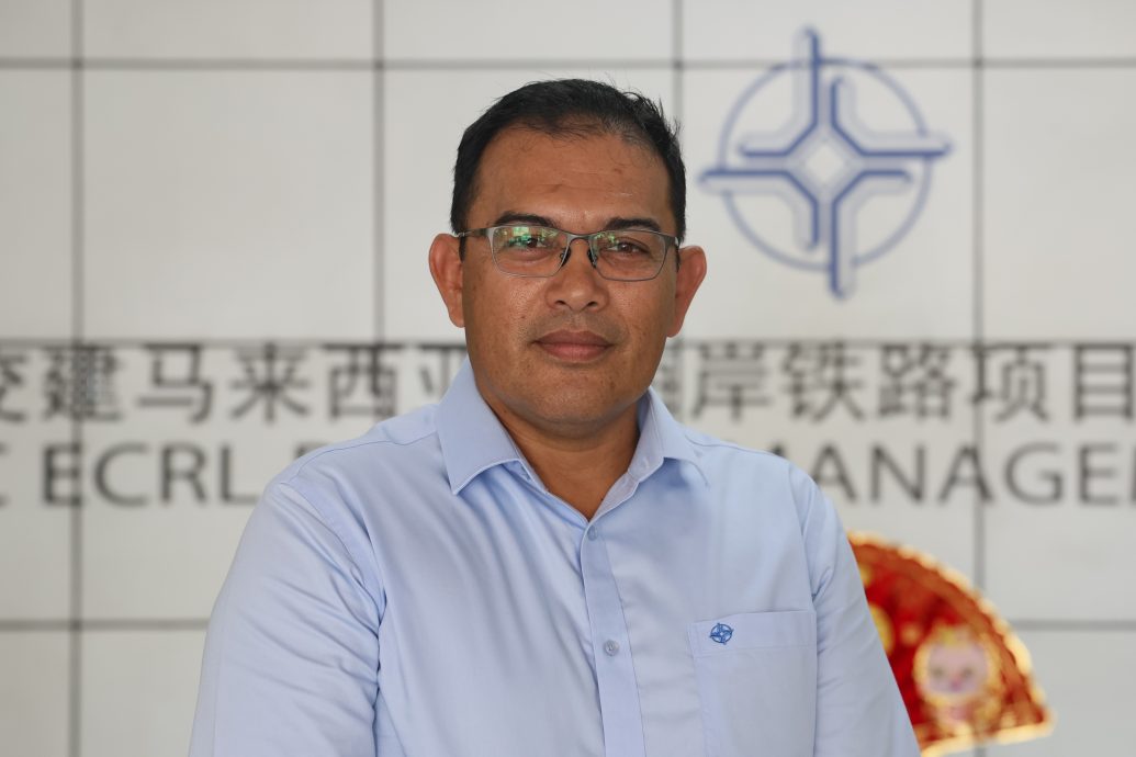 暖势力/全国:曾经就读华小的经历让53岁的阿布沙曼打好中文基础,在目前任职的中国交建马来西亚东海岸铁路项目总经理部第三分部能够以中文与中国来马工作的同事沟通