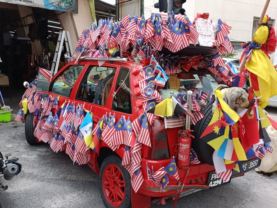 暖势力/在28年车龄挂国旗展现爱国情操