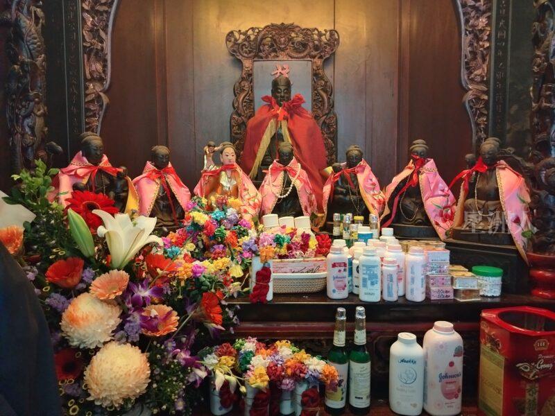 城隍廟七仙女神像，前為各種美容護膚用品、鮮花、紙花，供善信們換取，求取好姻緣及人緣