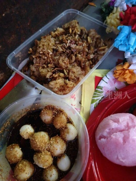 拜七娘媽的供品，前為糖粿、後為油飯