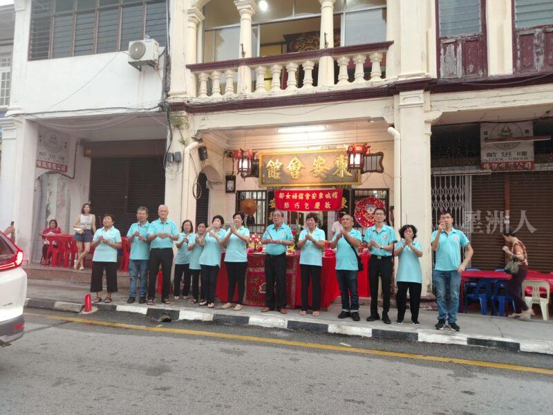 東安會館理事們集體膜拜七姐