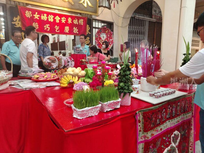 東安會館拜七姐的各種供品，擺滿供桌