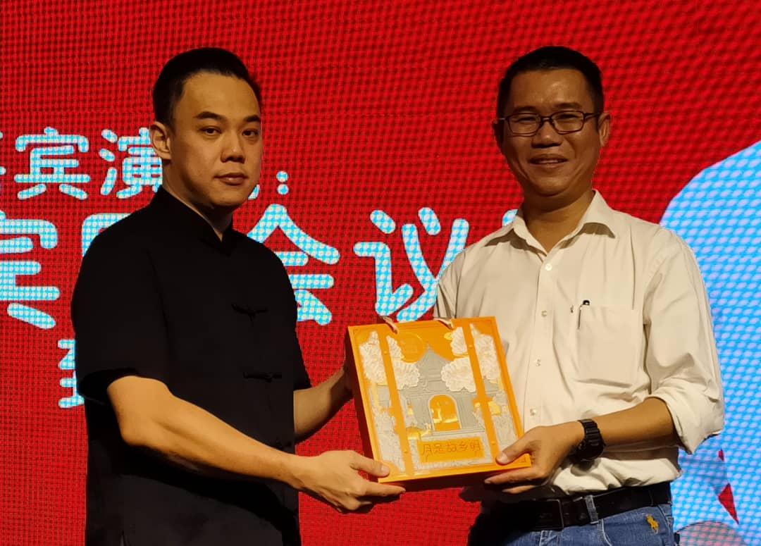 柔:新闻:政府立法管控社媒 陈泓宾:收集民意提呈政府