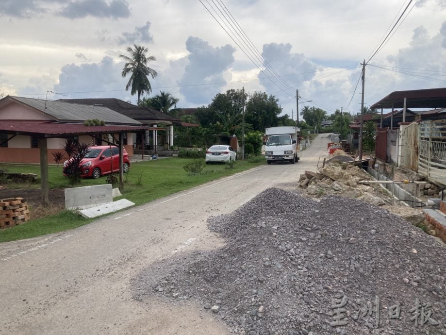 柔:沟渠提升工程耗时3个月未竣工,居民进出严重不便