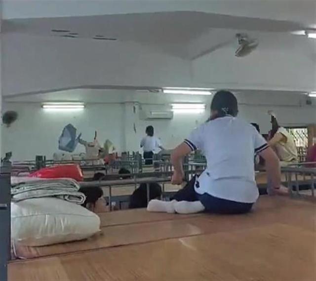 网传中学160人住一间宿舍 校方:仅住80人 “那是走读生午休特别宿舍”