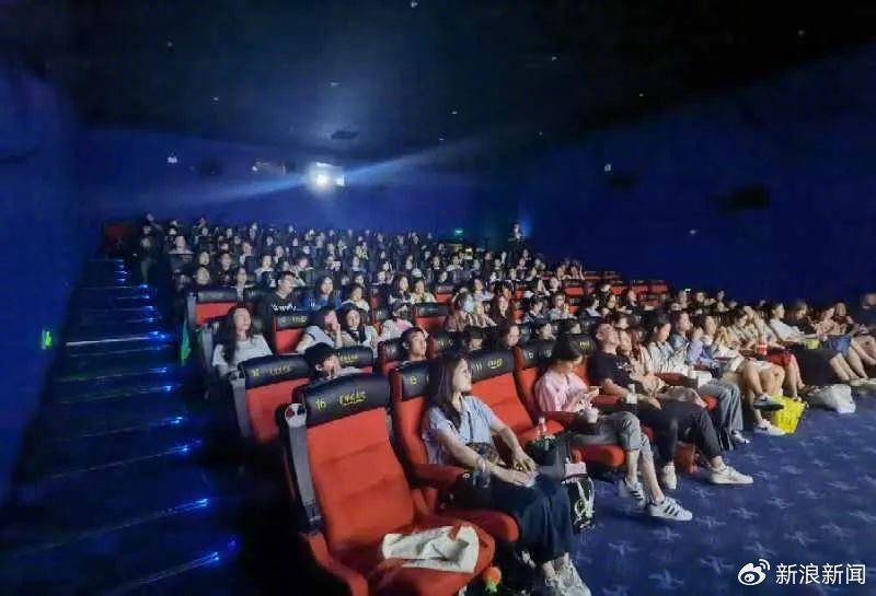没有客厅的年轻人 扎堆去电影院看奥运