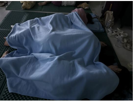 济州机场飞机抛锚 171人受困跑道3小时 有乘客被迫机场打地铺