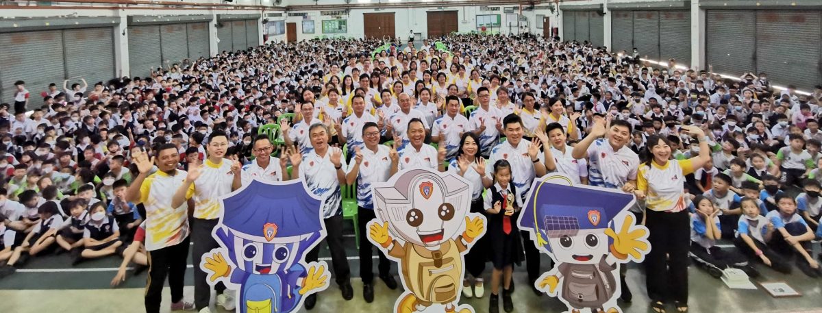 版头//大都会:仁嘉隆华小配合100周年校庆推介吉祥物及百年纪念碑揭幕