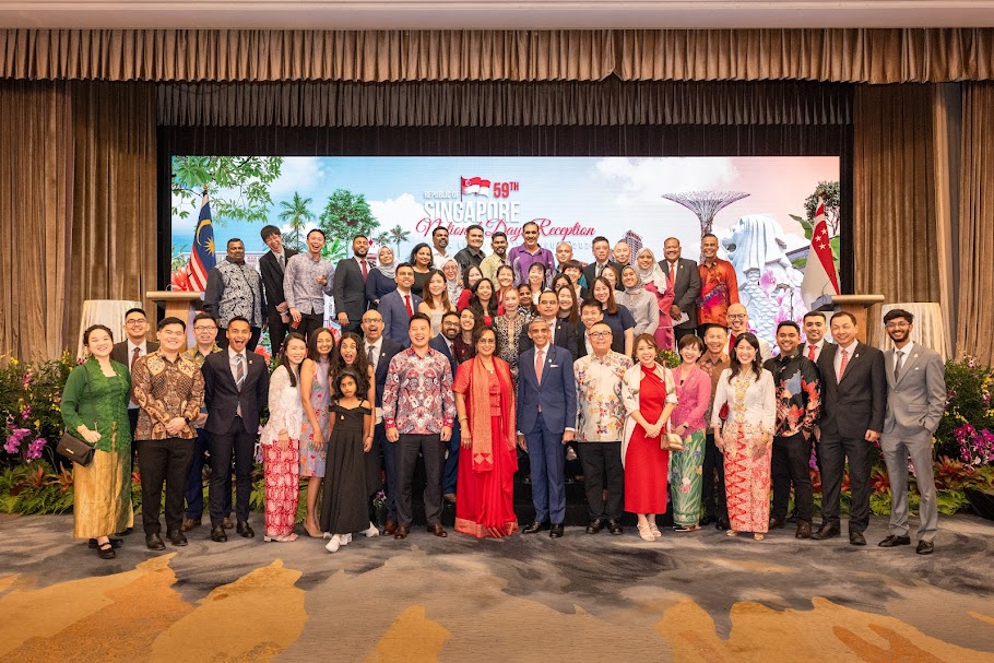 狮城最高专员署国庆招待会/重新发现新加坡 梅侬:是时候重振两国关系