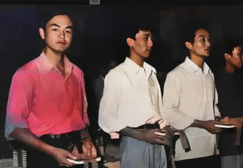 王毅“大学时期”领奖照罕见曝光! 风度翩翩神似这位前总理