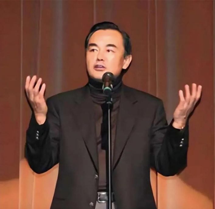 王毅“大学时期”领奖照罕见曝光! 风度翩翩神似这位前总理