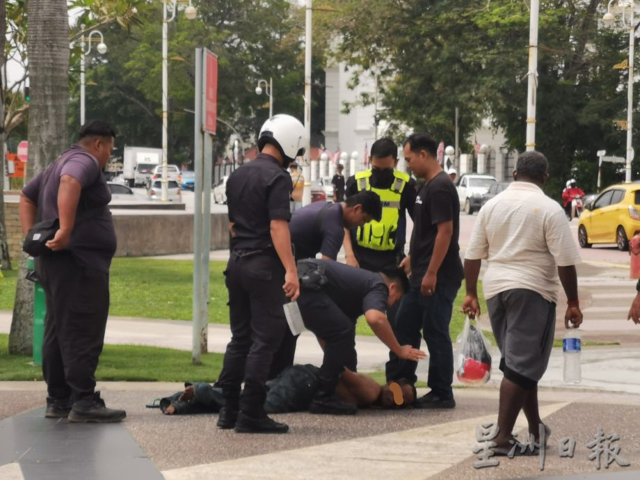 男子裸上身 怡火车站持刀呼喊吓坏人