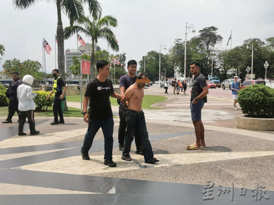 男子裸上身 怡火车站持刀呼喊吓坏人