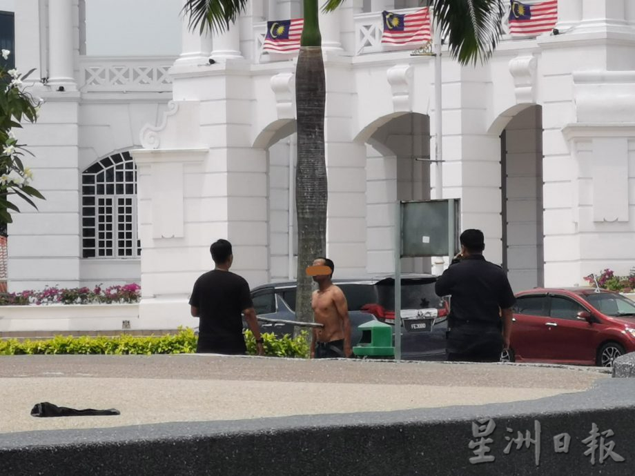 男子裸上身 怡火车站持刀呼喊吓坏人