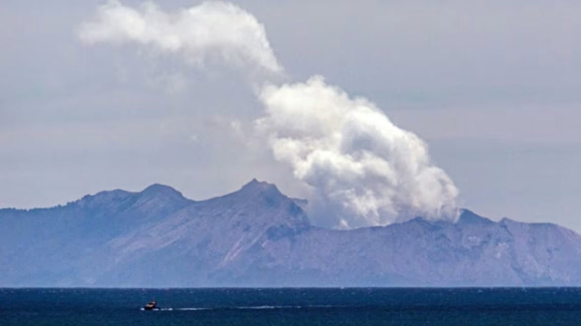 白岛火山喷发 纽西兰航空取消班机