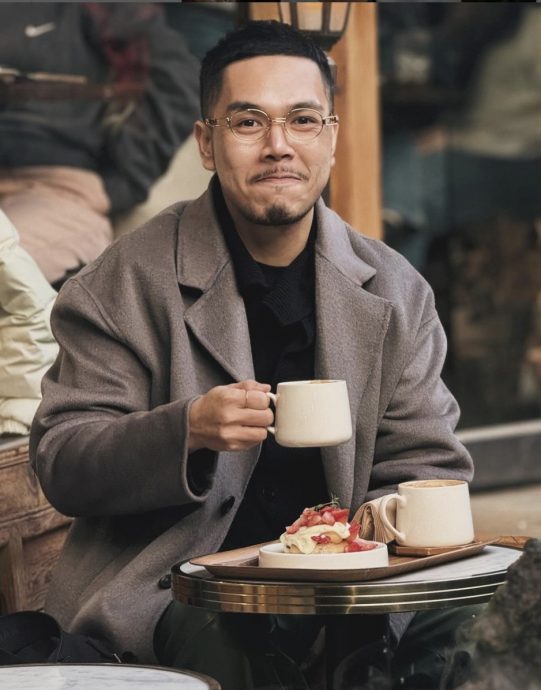 看不清红绿灯仍能打造服装品牌 设计师:“色盲非残疾而是天赋!”