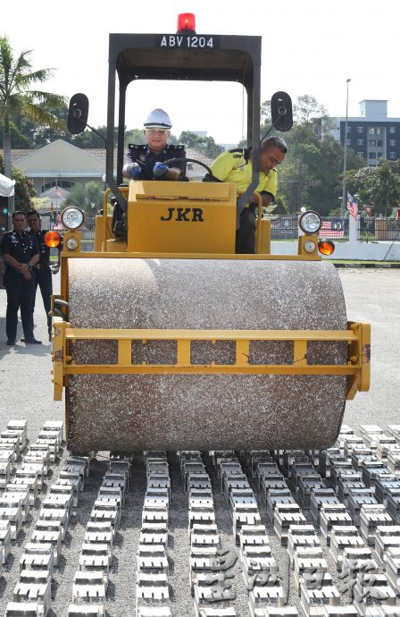 破12宗比特币偷电活动起985台挖矿机 警出动压路机销毁197万赃物