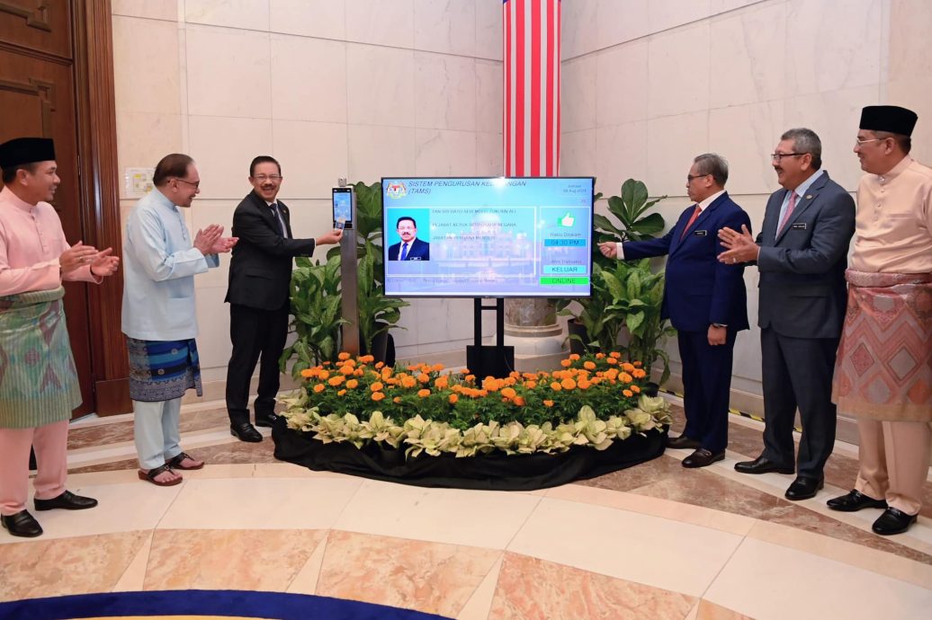 祖基最后一天打卡下班,自豪向两元首4首相学习