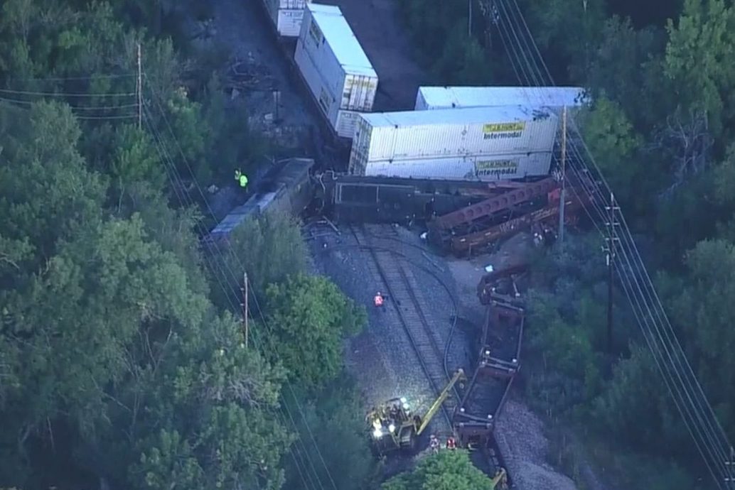 美两火车相撞!车厢翻覆“横躺轨道”燃油外泄紧急封路