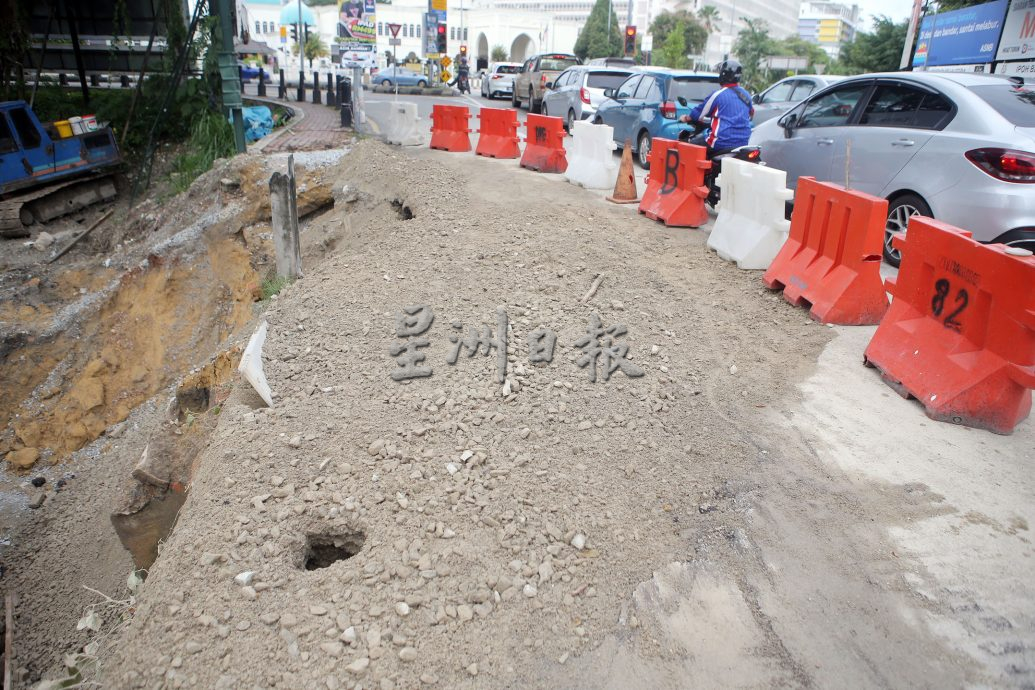 美园-医院路河桥泥石流失 今早完成临时修复 通车