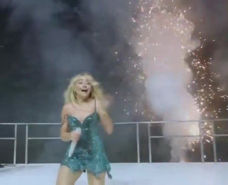 舞台烟花故障乱喷 萨布丽娜被“袭”胸惊慌闪避