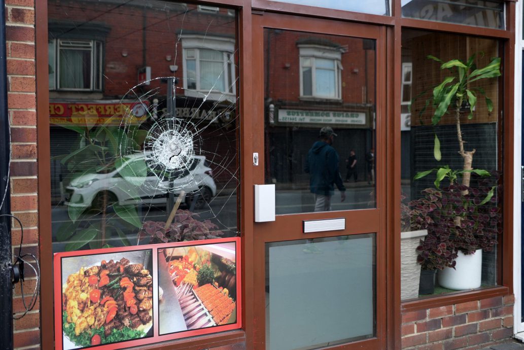 英国反移民示威续蔓延 有收留难民庇护申请者酒店遇袭