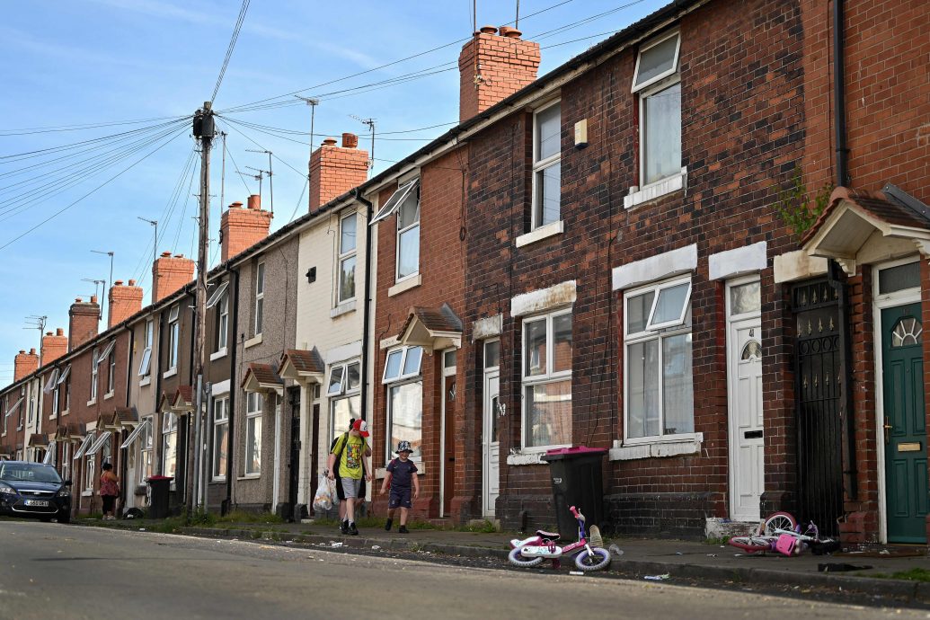 英国骚乱|警方指1117人被捕 一名示威者被判暴力骚乱罪获刑6年