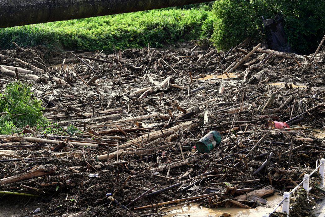 营区受困者:洪水瞬间来袭 帐篷被冲走 及时逃生
