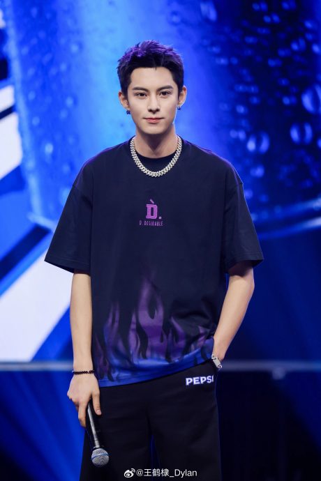 蕾哈娜官微关注王鹤棣 网嗨翻:合作在即