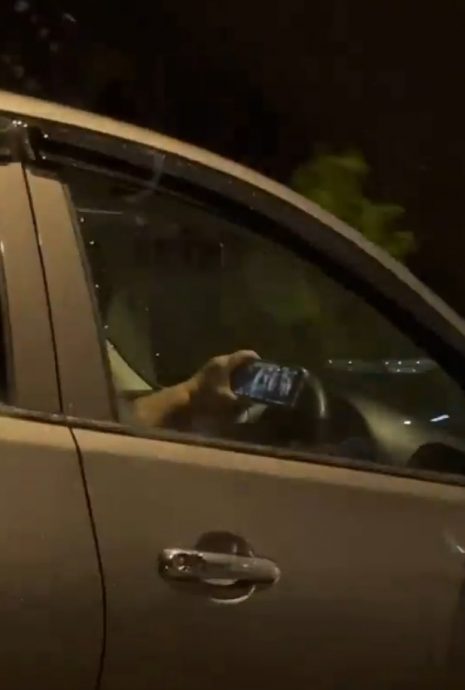 视频|一手握手机看视频 一手抓方向盘 女子开车不看路引网轰