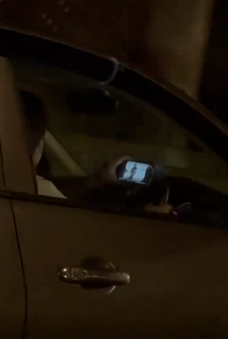 视频|一手握手机看视频 一手抓方向盘 女子开车不看路引网轰