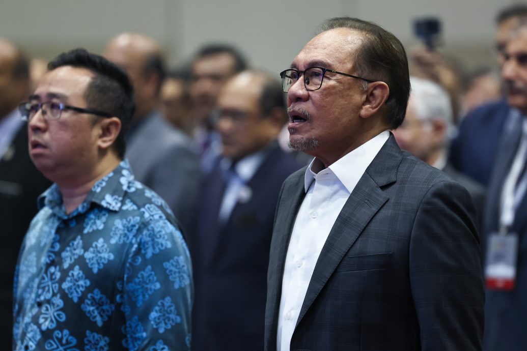 视频|否认内阁改组传闻 安华：“谁帮忙改组?”