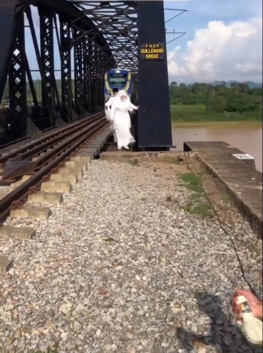 视频|火车轨道桥冒险拍婚纱照 网调侃:“要为艺术牺牲?”