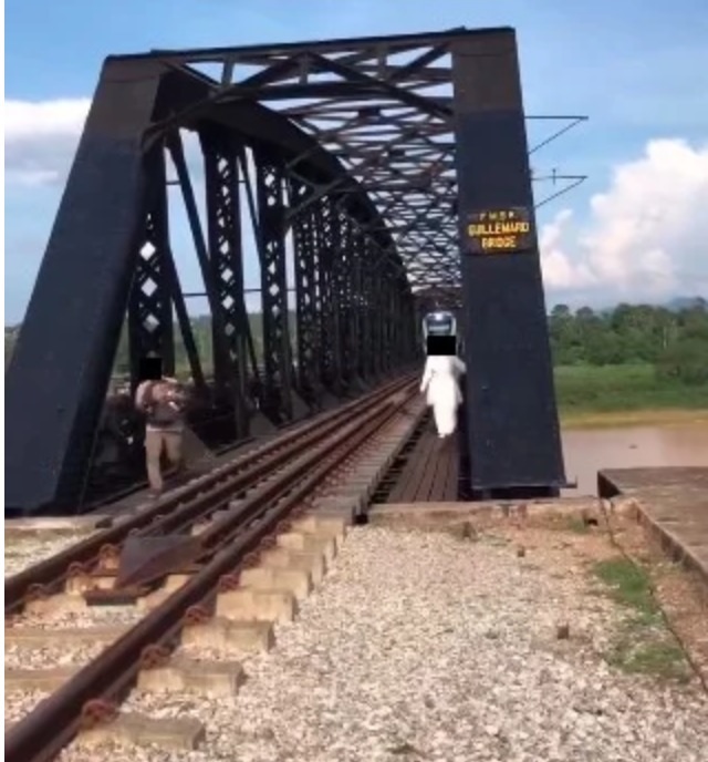 视频|火车轨道桥冒险拍婚纱照 网调侃:“要为艺术牺牲?”