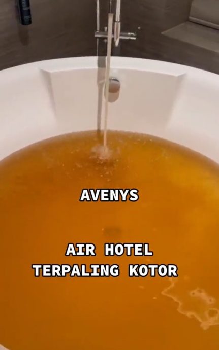 视频|甲高级酒店自来水呈深褐色 女子怒斥:“住过以来最差的!”