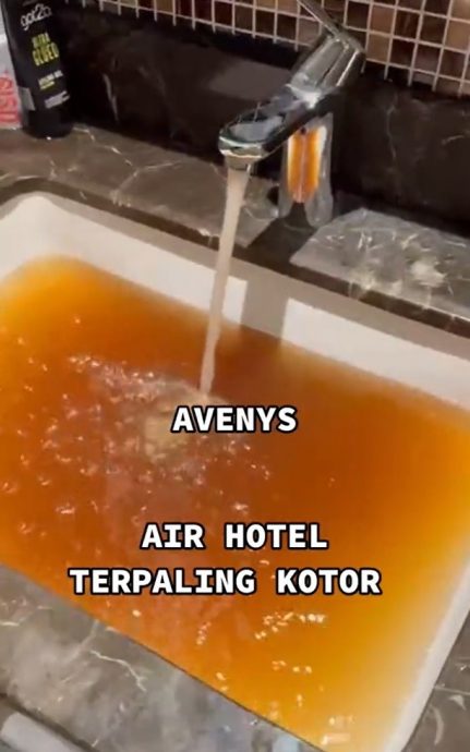 视频|甲高级酒店自来水呈深褐色 女子怒斥:“住过以来最差的!”