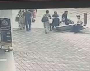 视频|视频曝光!印妇坠8米深坑 竟是刚好路过!